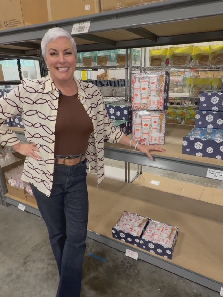 Deanna Showcases the Pura Vida Gift Box